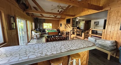 Lakefront lodge - Sleeps 18+ guests!