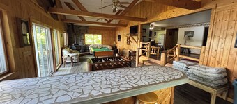 Lakefront lodge - Sleeps 18+ guests!