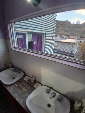 Habitación básica, dormitorio mixto | Baño