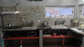 Full-sized fridge, microwave, toaster oven, cookware/dishes/utensils