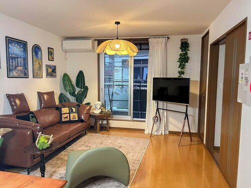 A private 3-story house with free parking, ideal for families and small groups