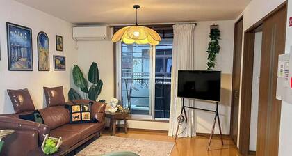 A private 3-story house with free parking, ideal for families and small groups