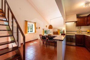 Kühlschrank, Ofen, Wasserkocher mit Kaffee-/Teezubehör, Wasserkocher