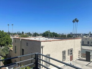Property grounds - Modern Elegant 3BR Townhouse with Views in Gated Community – Free Parking (Los Angeles)