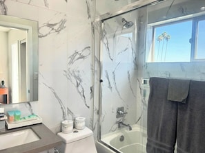Dusche, Haartrockner, Handtücher, Seife