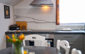 Kühlschrank, Ofen, Geschirrspüler, Wasserkocher mit Kaffee-/Teezubehör