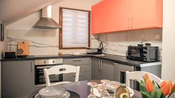 Frigorífic, forn, rentaplats i cafetera i tetera