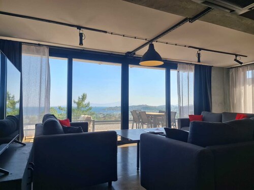 Full Castle view. 3 bedroom 3 bathroom 70sqm terrace Brutalist Conceptional flat