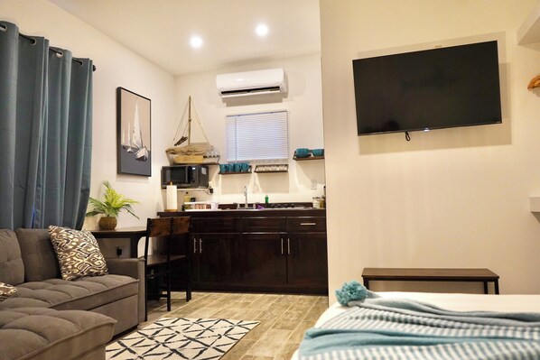 1 bedroom, iron/ironing board, Internet, bed sheets - Cozy Guess House near ocean- Swordfish Villa (Belize City)