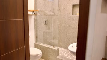 Asciugacapelli, asciugamani, sapone, carta igienica
