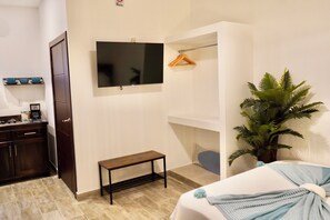 1 bedroom, iron/ironing board, Internet, bed sheets - Cozy Guess House near ocean- Swordfish Villa (Belize City)