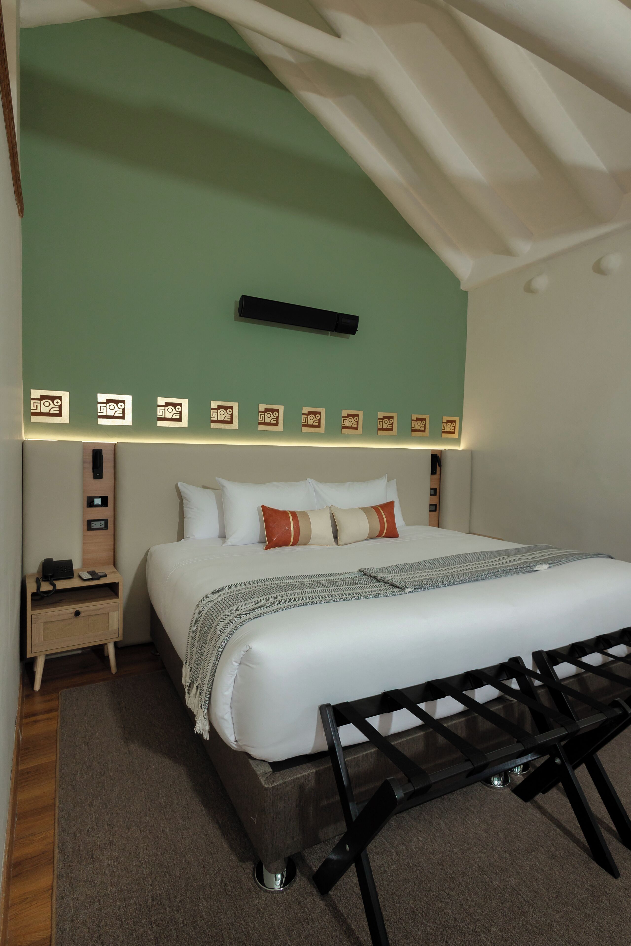 In-room safe, desk, WiFi (free)