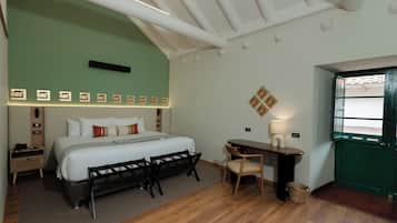 Una camera d'albergo con un letto, comodini, una scrivania e una sedia.