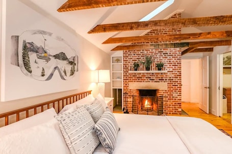 3 bedrooms, iron/ironing board, WiFi, bed sheets. Cozy. Clean. Free bagel shop. 3 Fireplaces.
