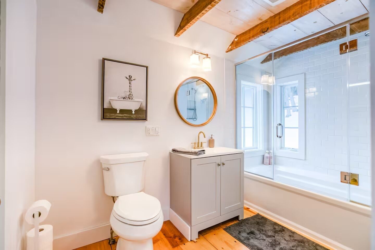 Dusj, hårføner, håndklær og såpe