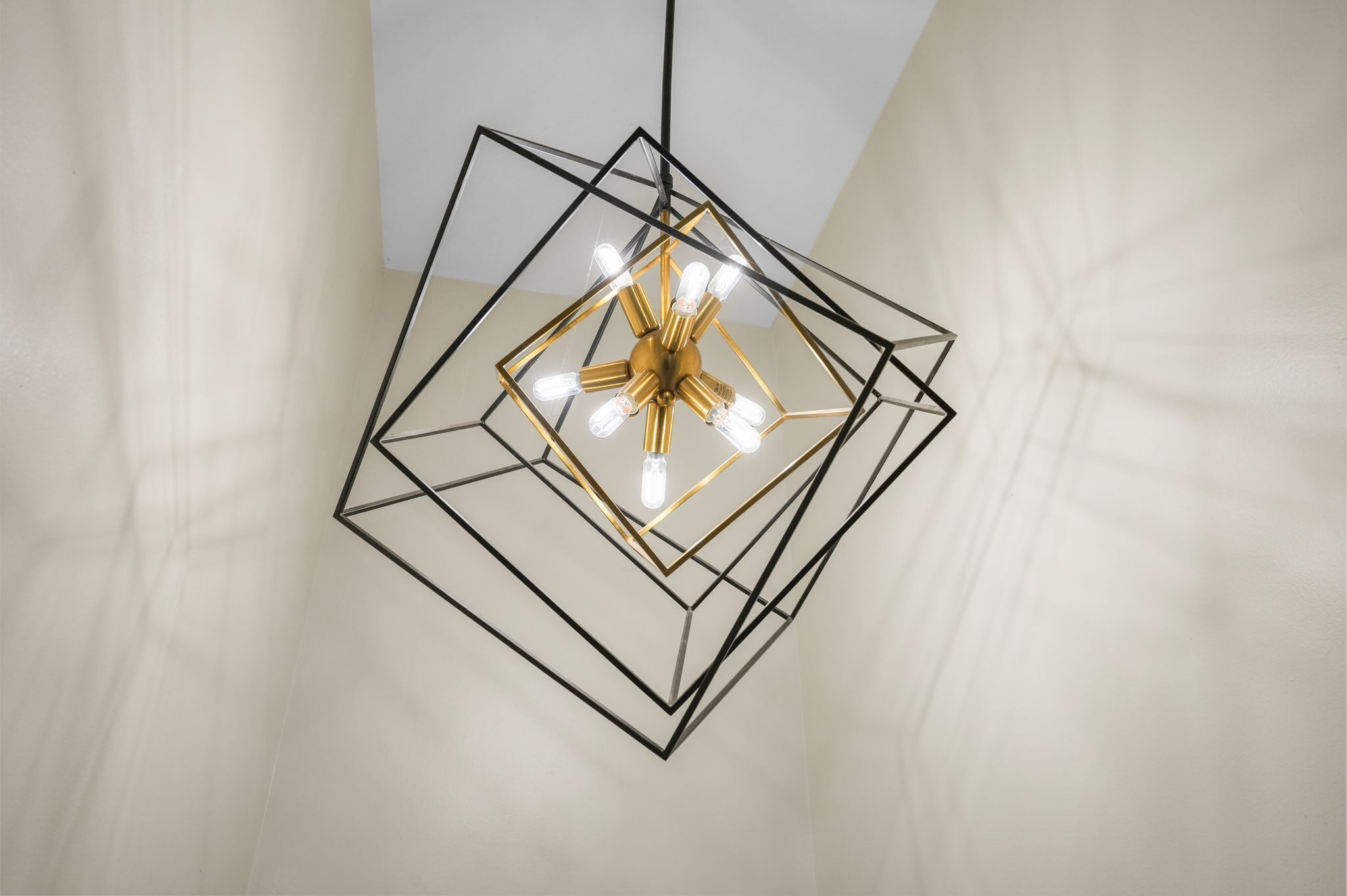 Ein geometrischer Kronleuchter mit mehreren Lichtern.