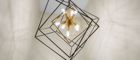 Ein geometrischer Kronleuchter mit mehreren Lichtern.