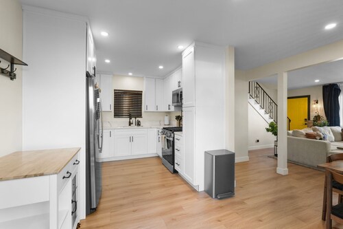 Hot Tub - EV Charger - Firepit - Spacious Garage!