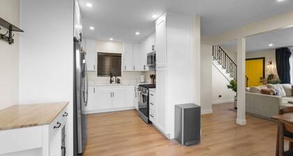 Hot Tub - EV Charger - Firepit - Spacious Garage!