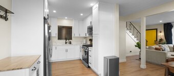 Hot Tub - EV Charger - Firepit - Spacious Garage!