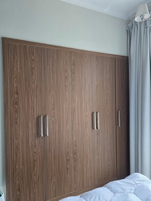 2 habitaciones, tabla de planchar con plancha, wifi y ropa de cama 