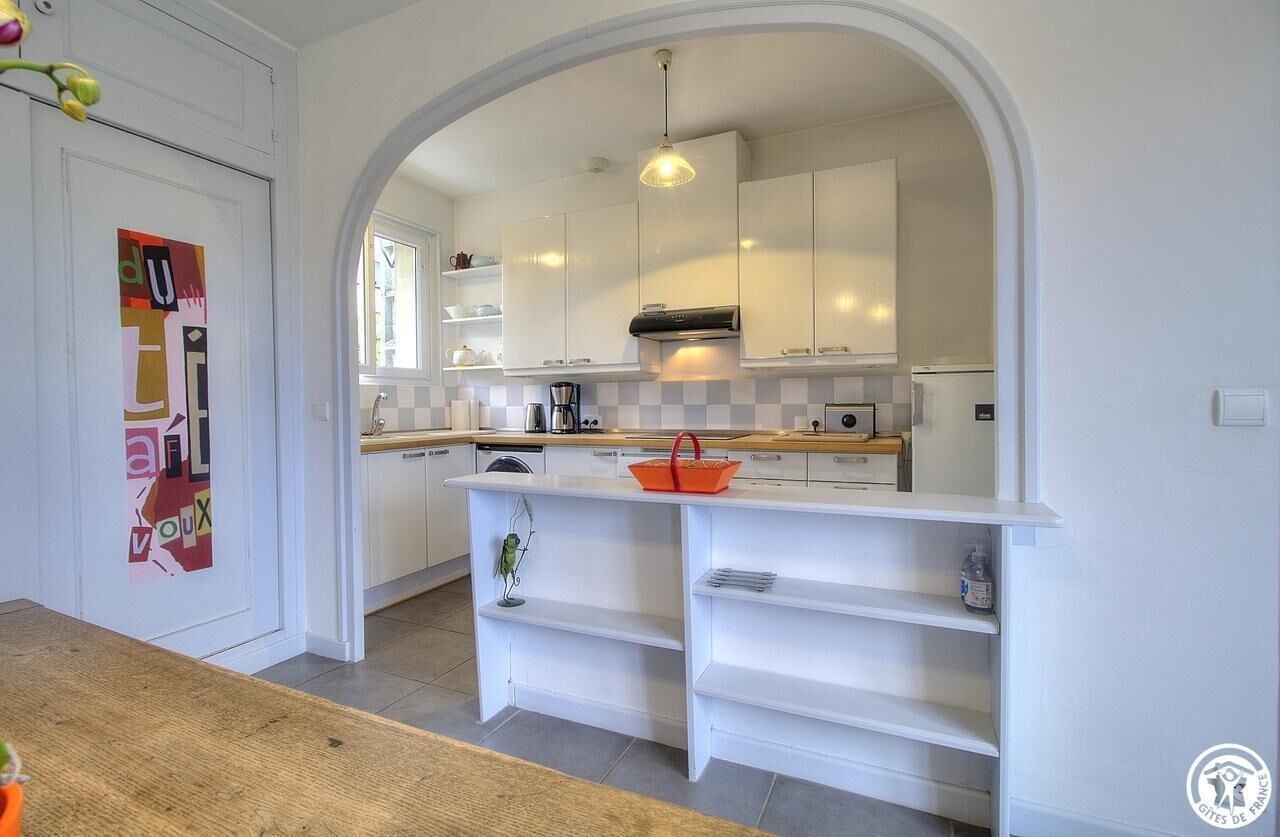 Een microgolfoven, een vaatwasser, een kinderstoel