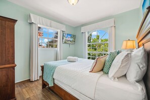 3 bedrooms, in-room safe, desk, iron/ironing board
