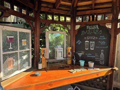 Soothing 2-bedroom house with AC in SE Portland.