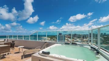 Tina de hidromasaje al aire libre