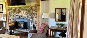 Scenic Cabin Escape- Steps to Goldbug Trailhead