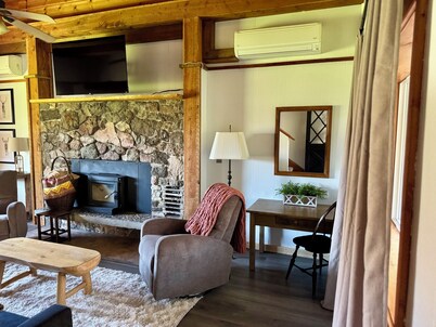 Scenic Cabin Escape- Steps to Goldbug Trailhead