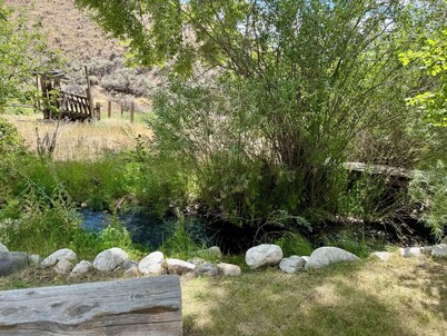 Scenic Cabin Escape- Steps to Goldbug Trailhead