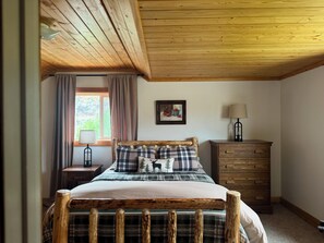 1 bedroom, desk, iron/ironing board, free WiFi - Scenic Cabin Escape- Steps to Goldbug Trailhead (Salmon)