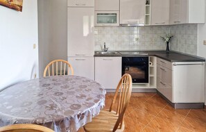 Fridge, oven, stovetop, coffee/tea maker