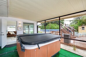 Terrace/patio - Modern Clearwater Getaway – 4BR/2BA w/ Pool, Hot Tub & Prime Location (Clearwater)