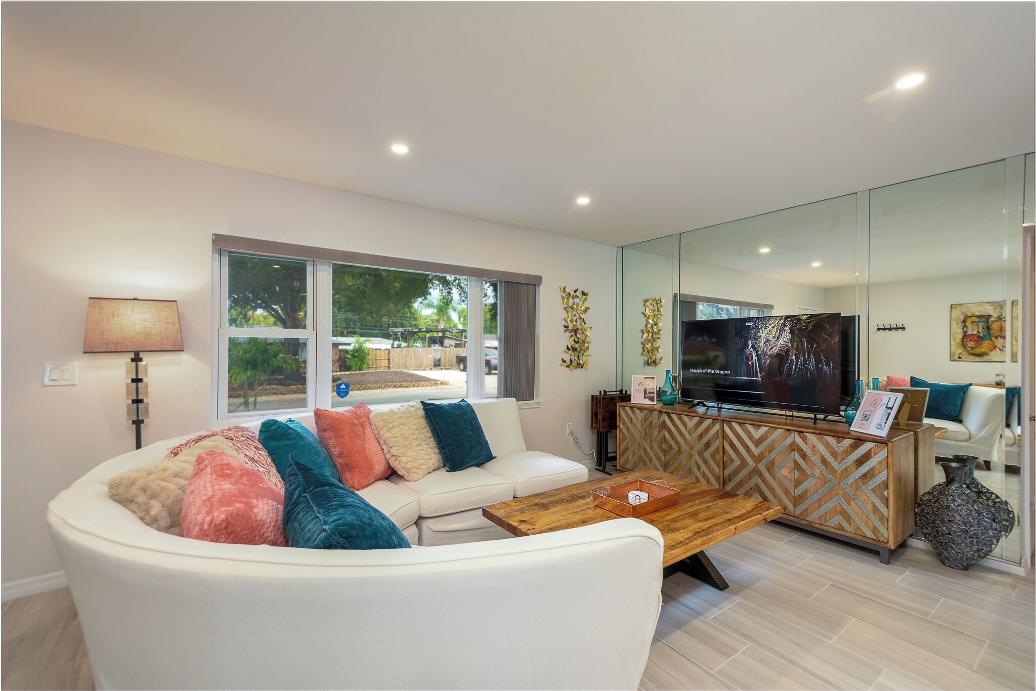 Téléviseur connecté, jeux vidéo, lecteur de DVD, sélection de films