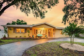 Exterior - Modern Clearwater Getaway – 4BR/2BA w/ Pool, Hot Tub & Prime Location (Clearwater)