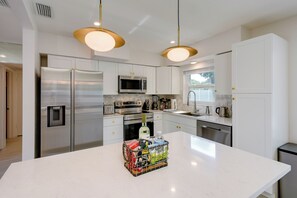 Fridge, microwave, oven, stovetop - Modern Clearwater Getaway – 4BR/2BA w/ Pool, Hot Tub & Prime Location (Clearwater)