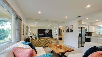 Una Smart TV, videojuegos, un reproductor de DVD, una videoteca