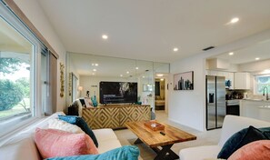 Smart TV, video games, DVD player, video library - Modern Clearwater Getaway – 4BR/2BA w/ Pool, Hot Tub & Prime Location (Clearwater)