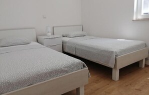 6 bedrooms, travel cot, free WiFi, bed sheets