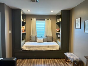 1 bedroom, iron/ironing board, internet, bed sheets