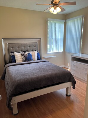 3 Schlafzimmer, Schreibtisch, Bügeleisen/Bügelbrett, kostenloses WLAN