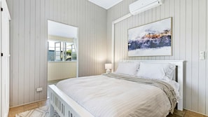 2 bedrooms, iron/ironing board, free WiFi