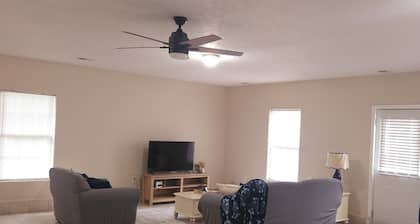 The Hidden Jewel is a cozy farmhouse in charming Bardstown with AC.