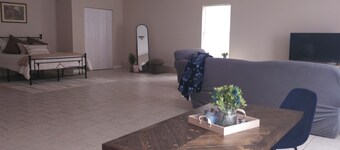 The Hidden Jewel is a cozy farmhouse in charming Bardstown with AC.