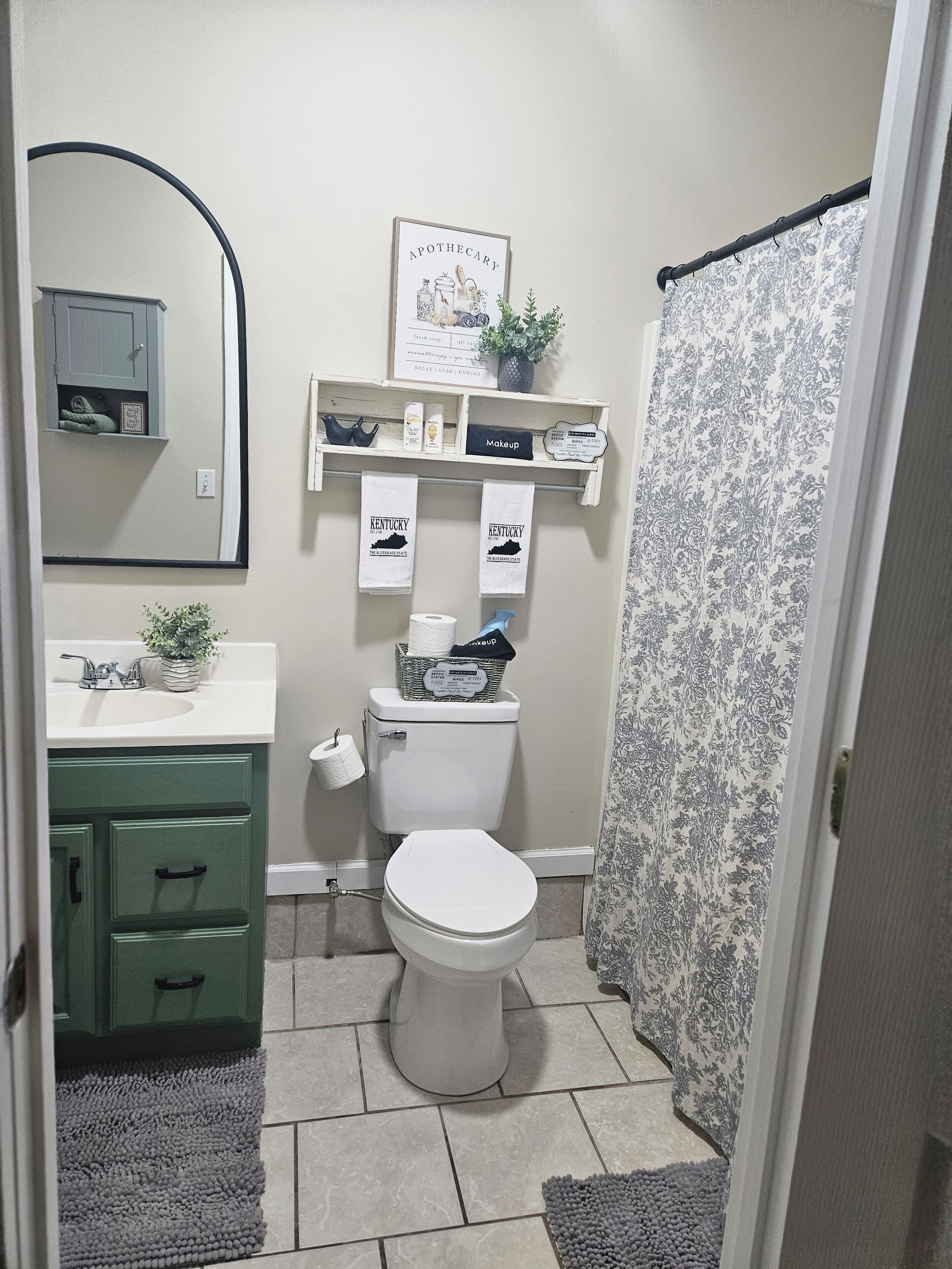 Haartrockner, Handtücher, Seife, Toilettenpapier