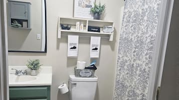 Haartrockner, Handtücher, Seife, Toilettenpapier