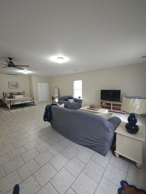 TV - The Hidden Jewel is a cozy farmhouse in charming Bardstown with AC. (Bardstown)