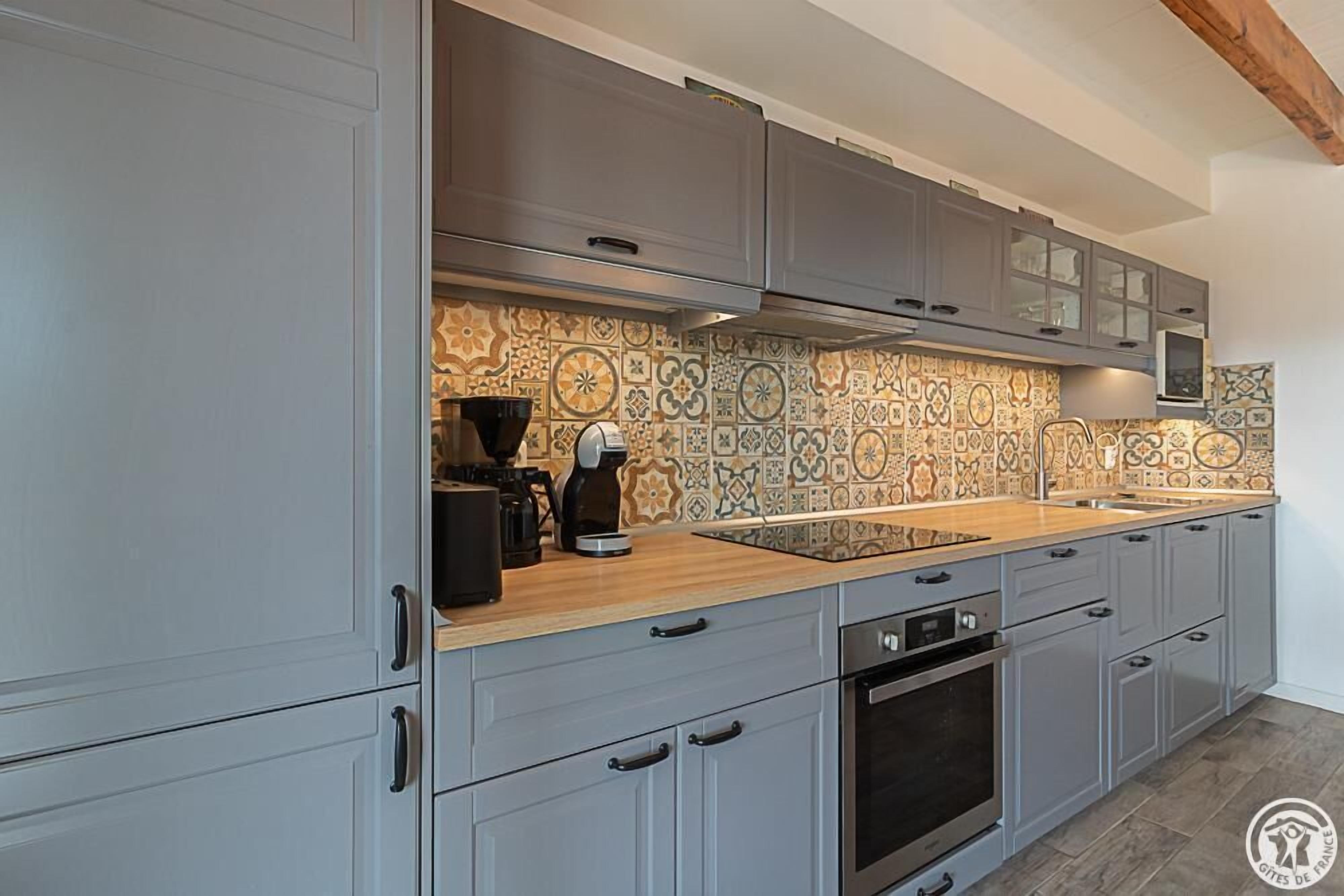 Kühlschrank, Mikrowelle, Geschirrspüler, Hochstuhl